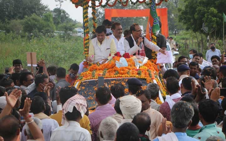 मुख्यमंत्री श्री शिवराज सिंह चौहान ने सतना जिले में रैगांव से कोठी  तक जनदर्शन यात्रा में ग्रामीणों से संवाद किया। 

